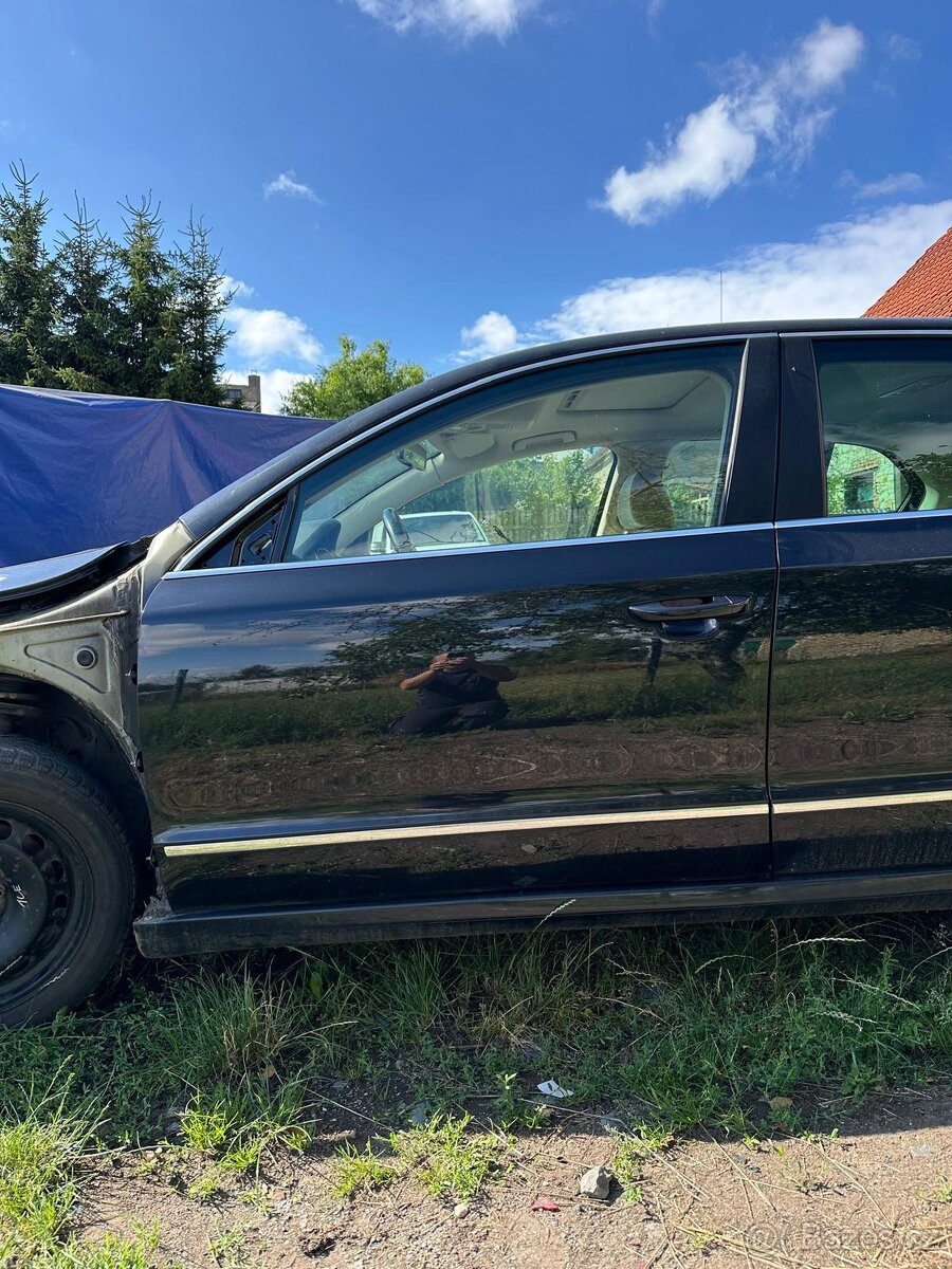 Škoda Superb 2 levé přední dveře.