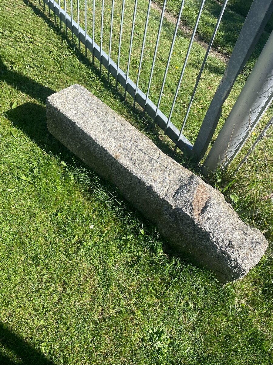 Kammeny sloupek a žula