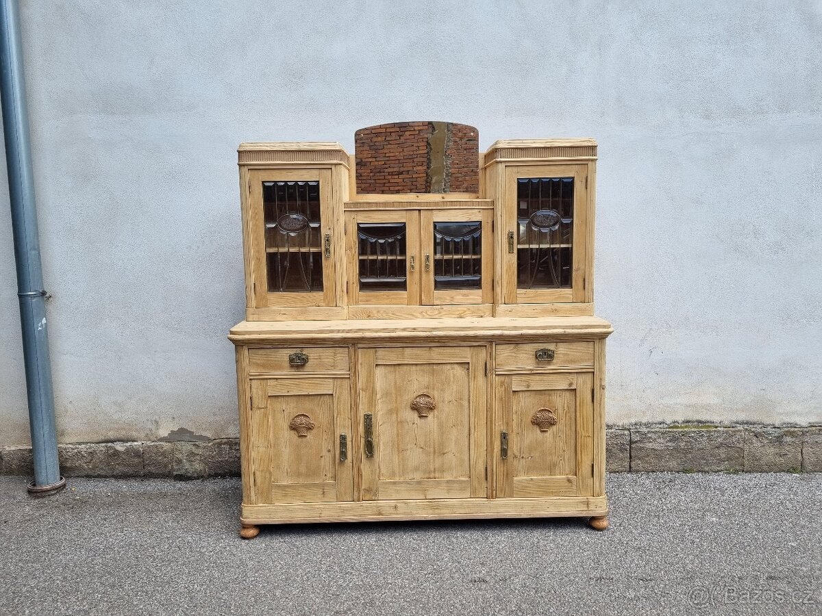 VELICE KRÁSNÁ VELKÁ SMRKOVÁ KREDENC PO RENOVACI