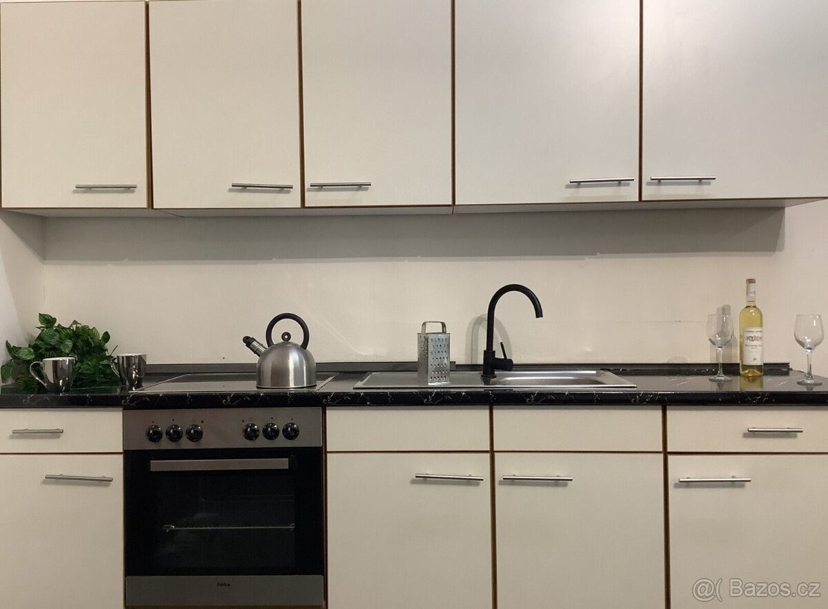 Světlá moderní kuchyně CALLY