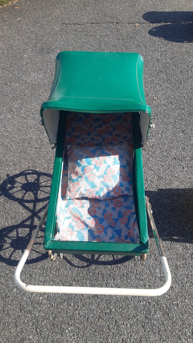 Starý kočárek pro panenky