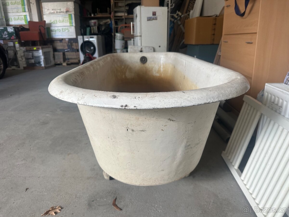 Litinová vana a umývadlo