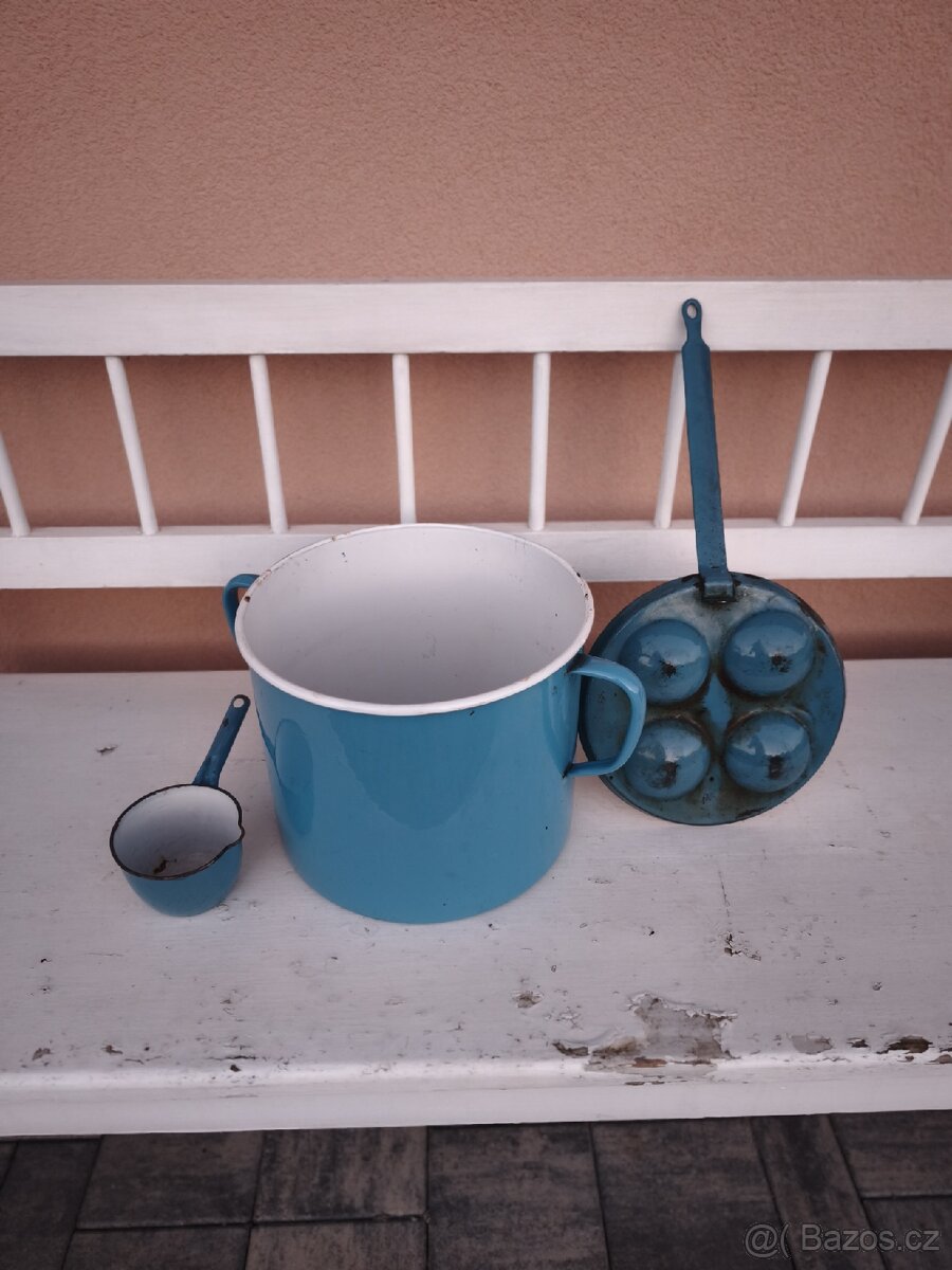 Smaltovaný set nádobí