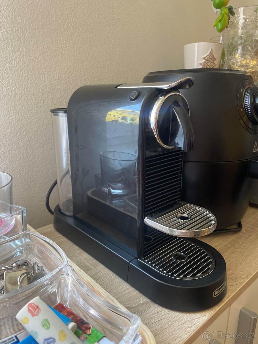 Kavovar na kapsle Delonghi