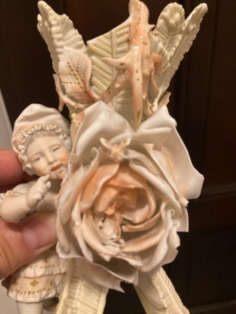 Porcelánová vázička značená.