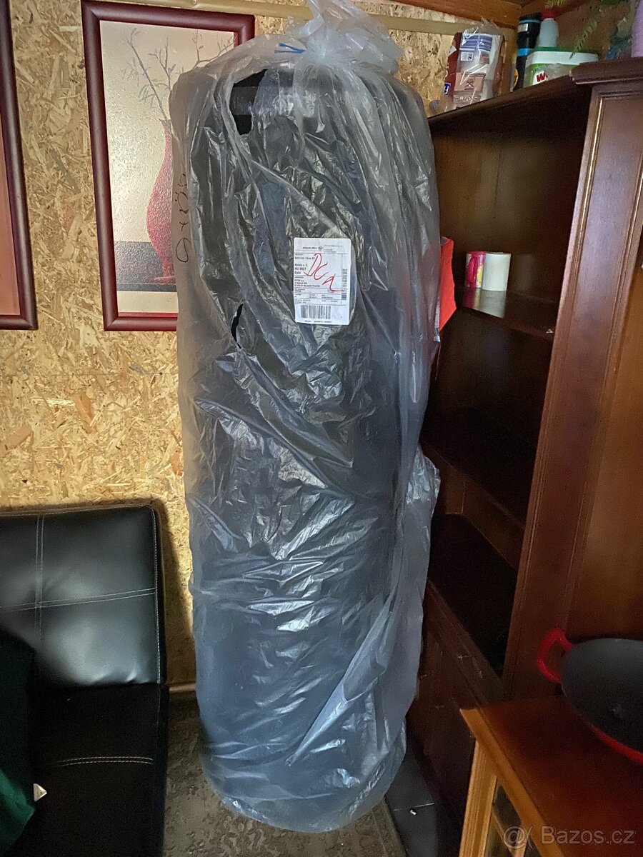 Prodám koberec krytina černa