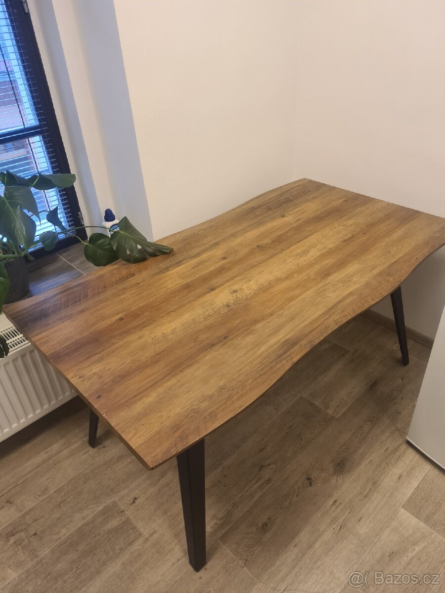 Jídelní stůl