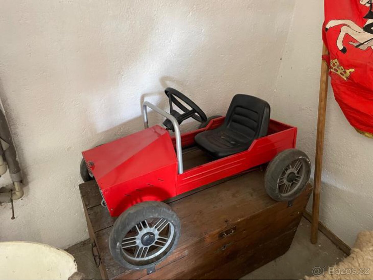 Plechové šlapací auto