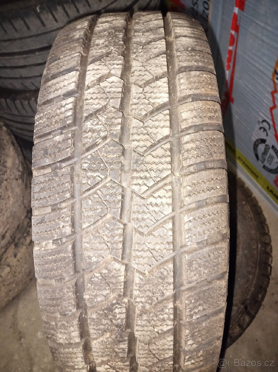 Zimní pneu 205/65 r 15 c semperit .