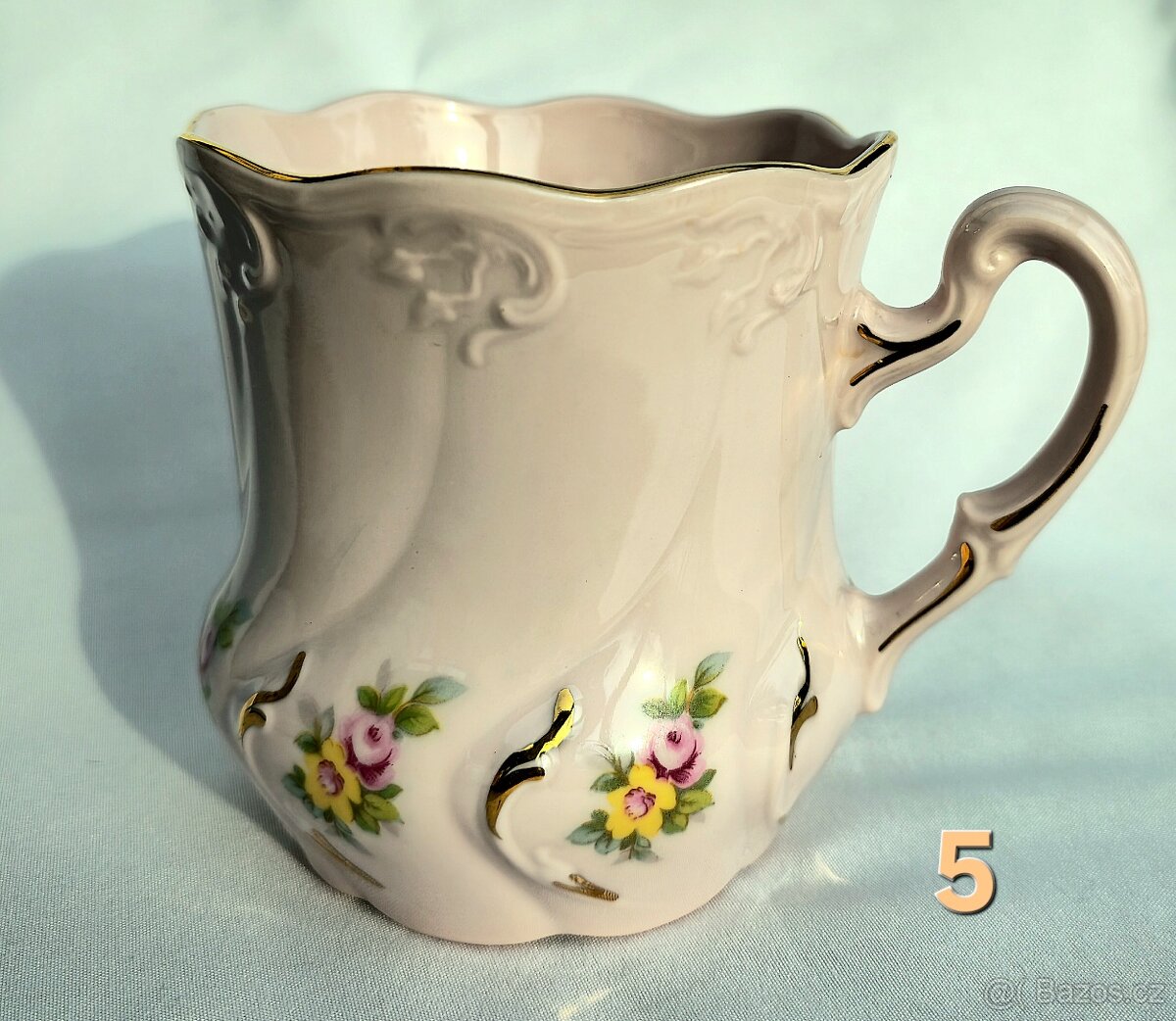 Hrníček z růžového porcelánu.