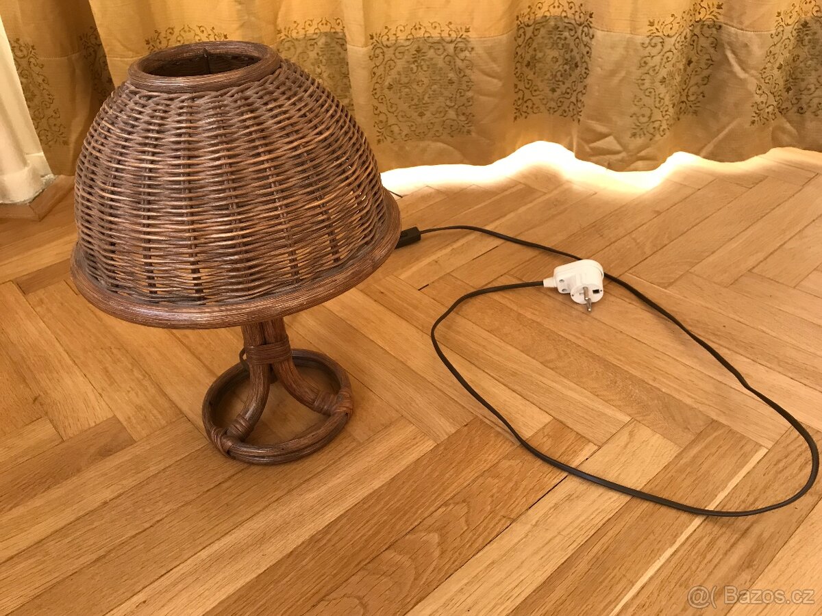 prútená, ratanová lampička používaná
