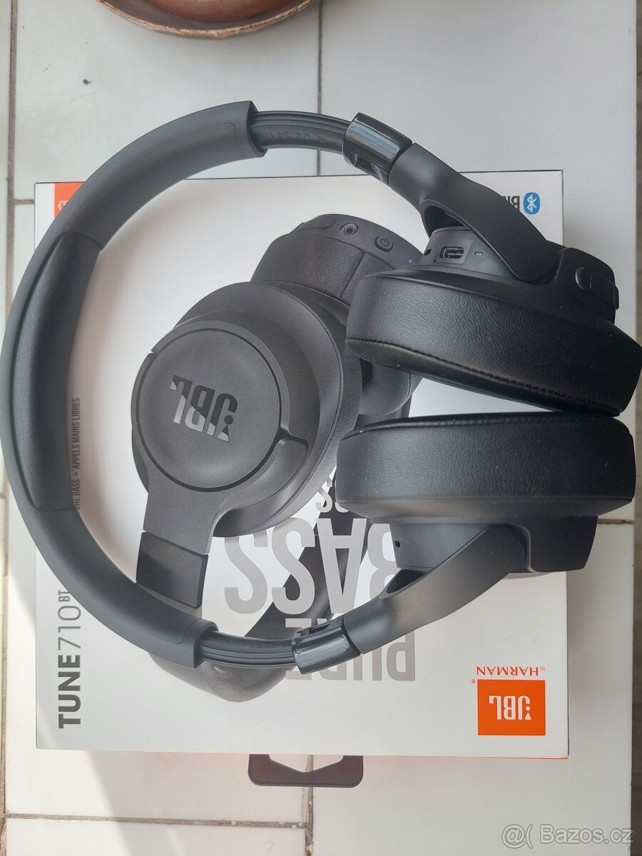 JBL 710 Bluetooth černé měsíc staré záruka Datart