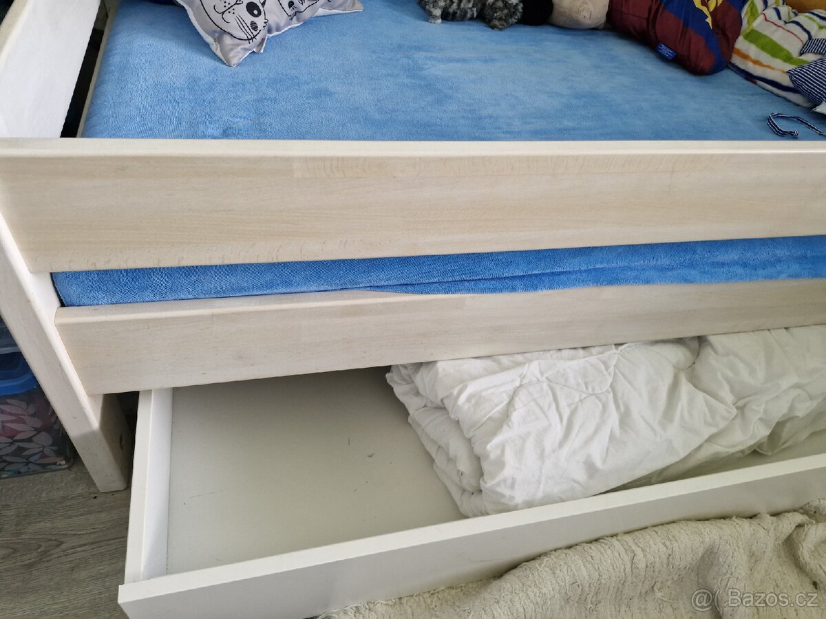 Postel z masívu včetně zdravotní matrace