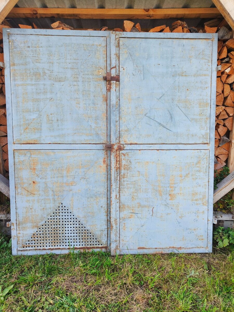 Dvoukřídlová plechová vrata