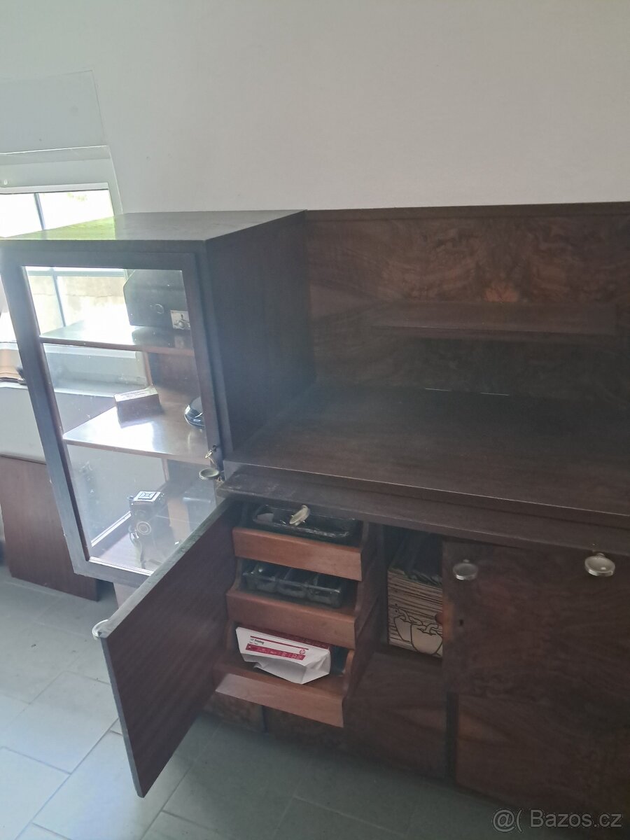 Starožítný sekretář a skřínˇ Art Deco