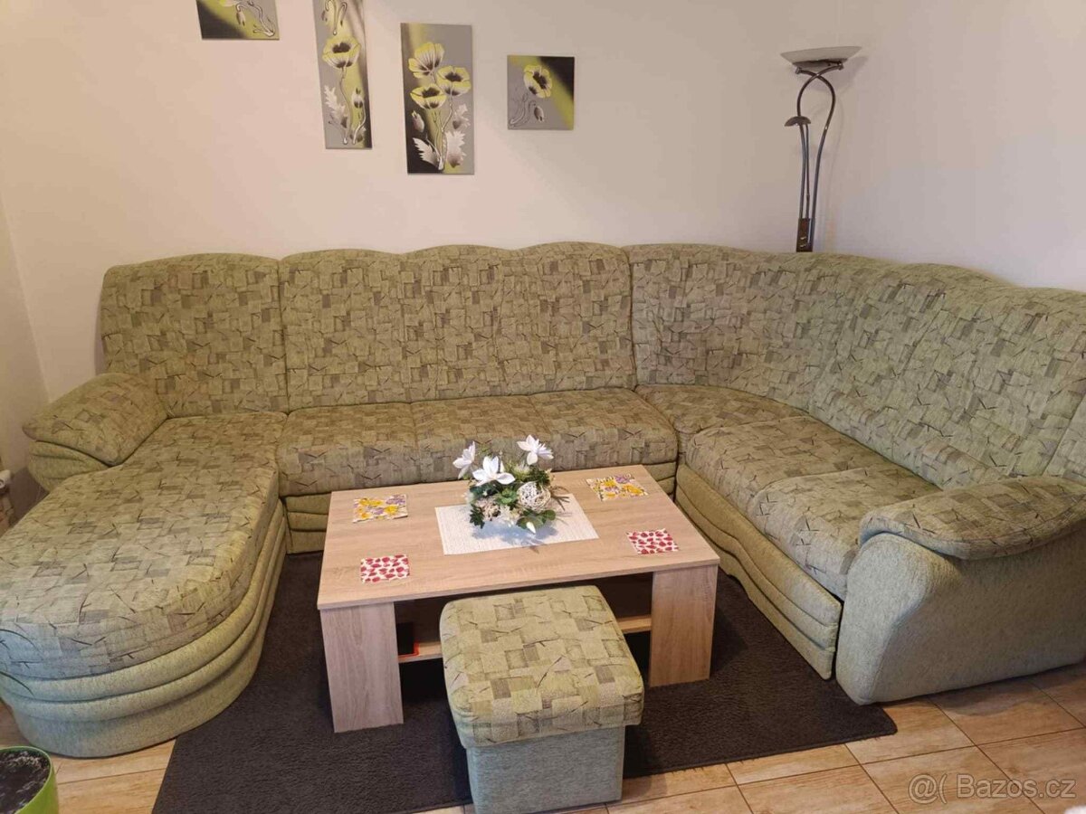 Starší sedací souprava s úložným prostorem