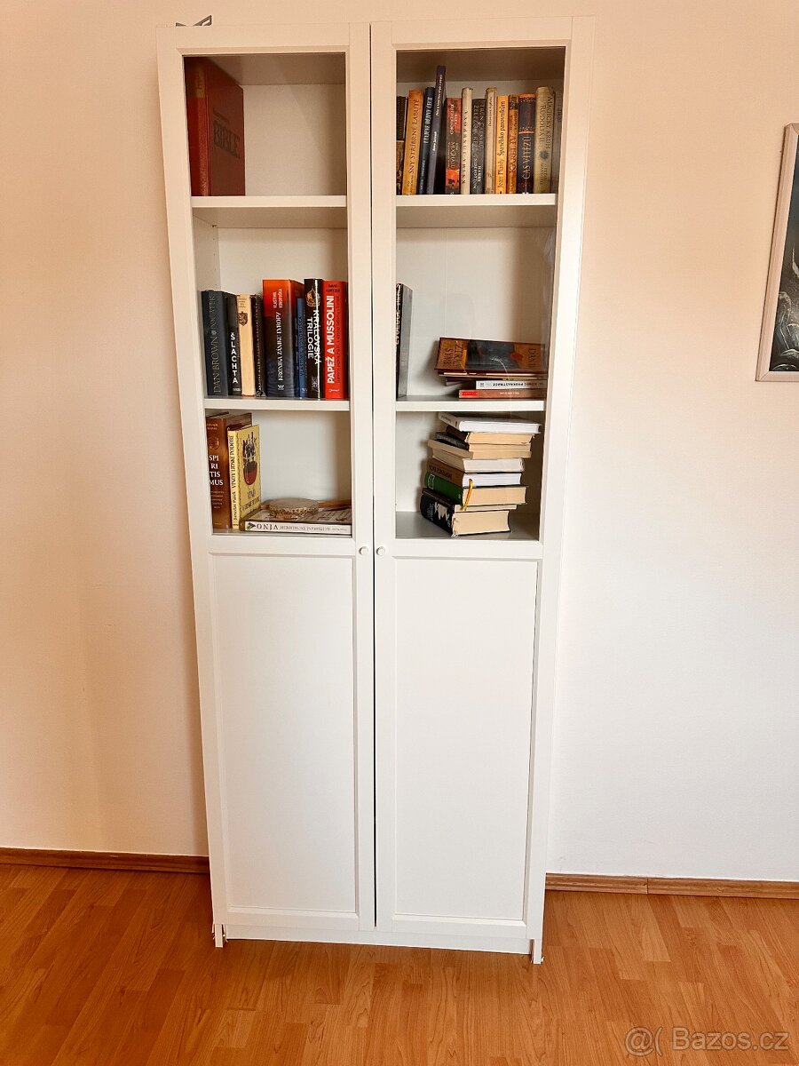 Bílá knihovna se skleněnými dvířky