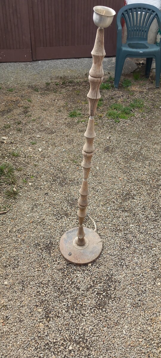 Stojan na lampu