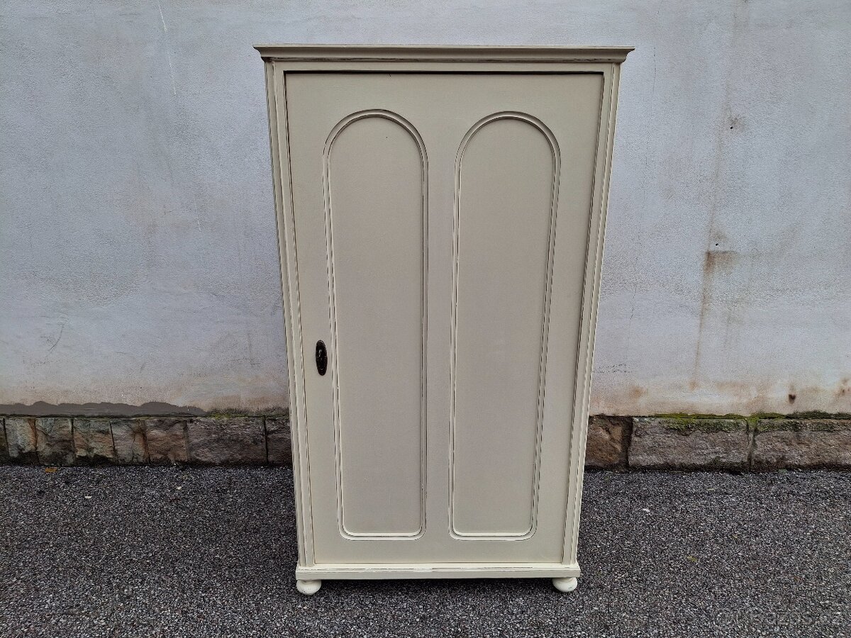 Skříň starožitná po renovaci