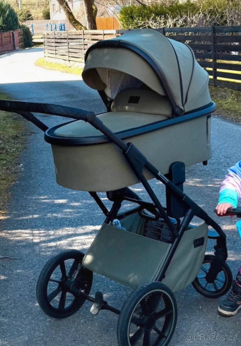 V ZÁRUCE dvojkombinace kočárek Moon PIÚ + vajíčko cybex