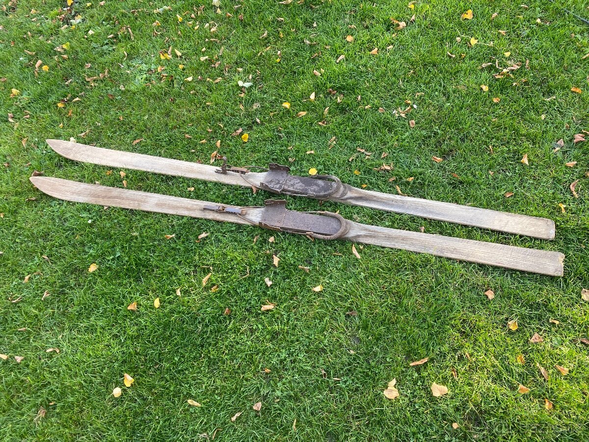 lyže staré lyže dřevěné historické lyže retro vázání