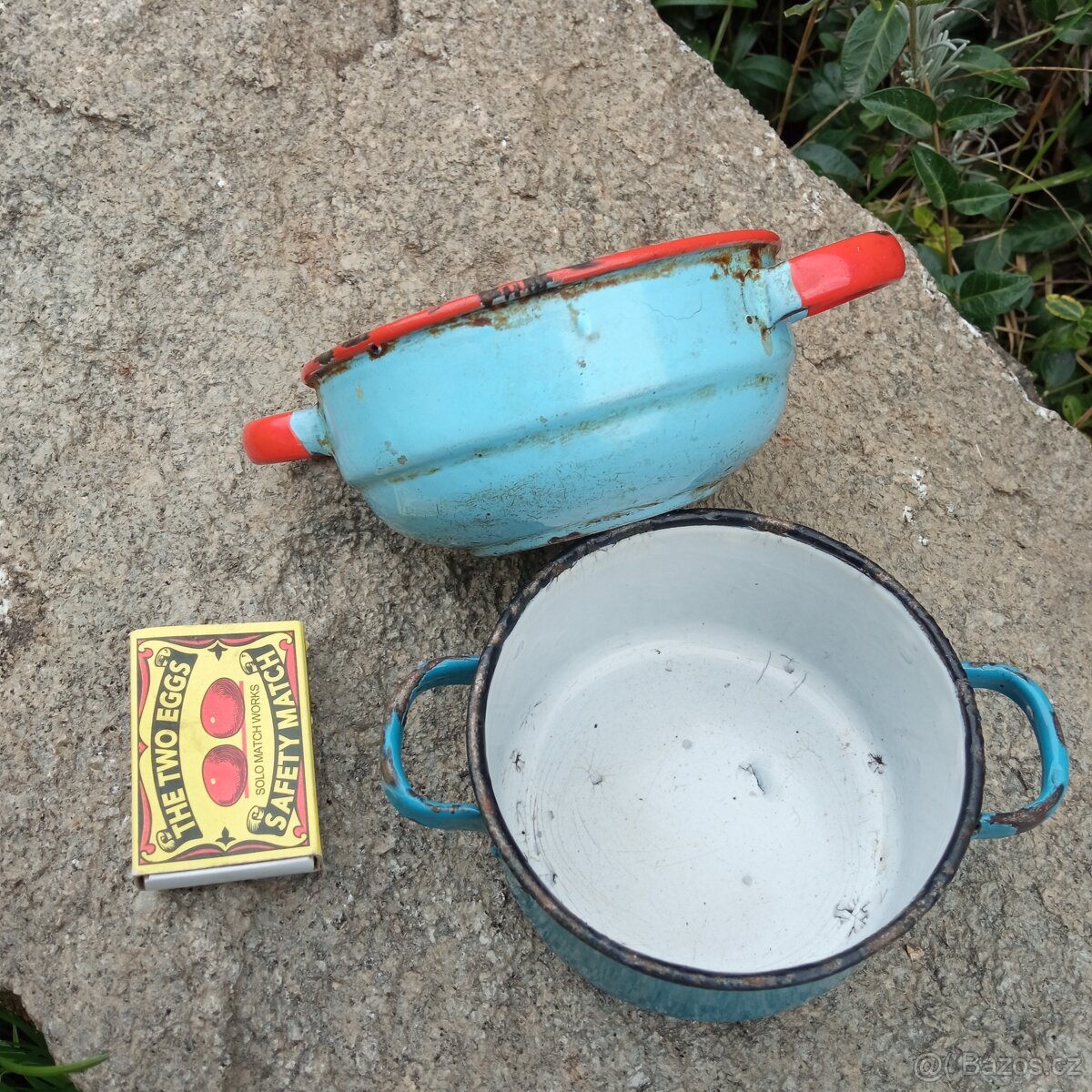 Plechové nádobí jako hračka