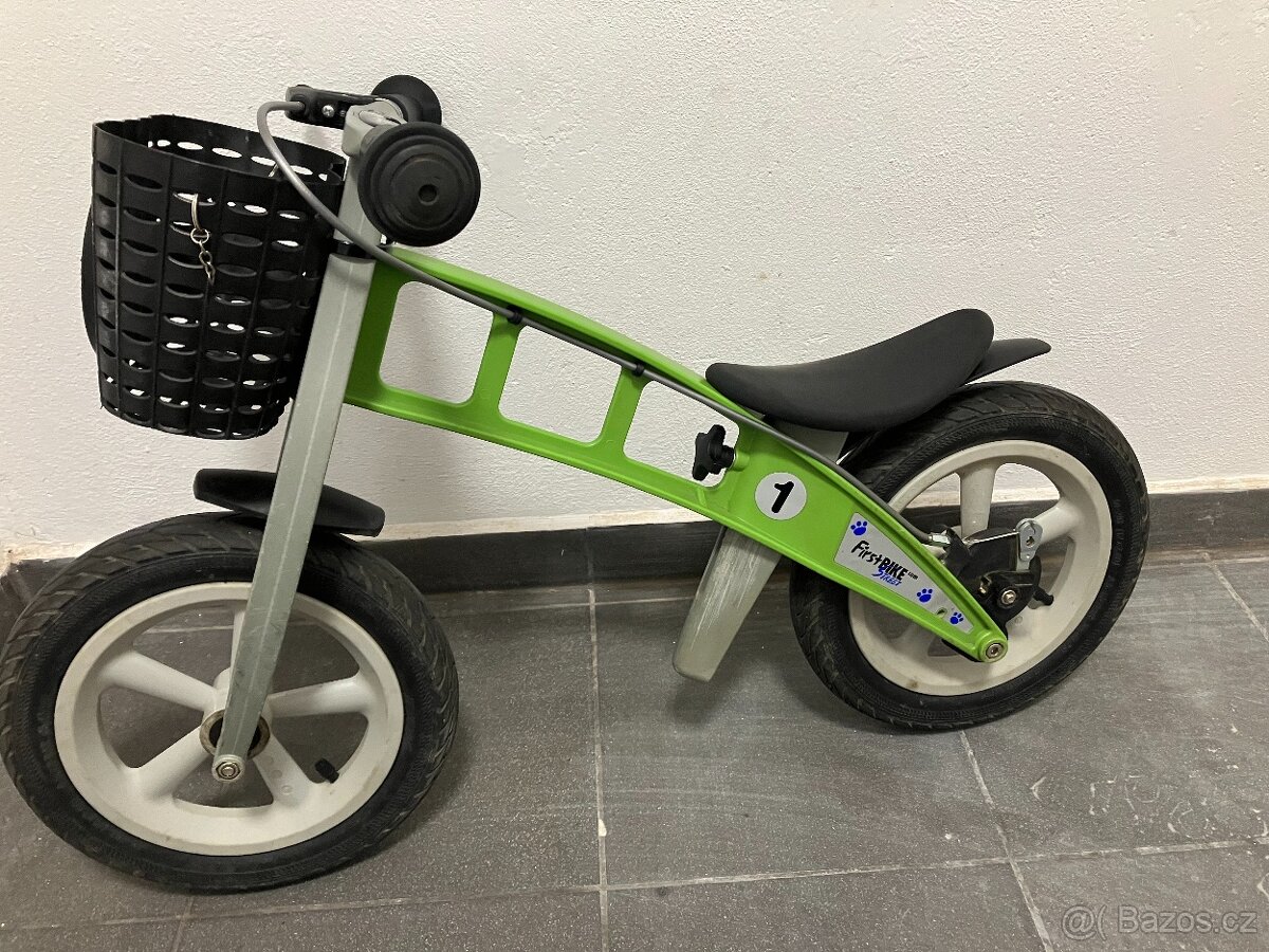 first bike + košík a zvonek a reflexni vesta + adapter