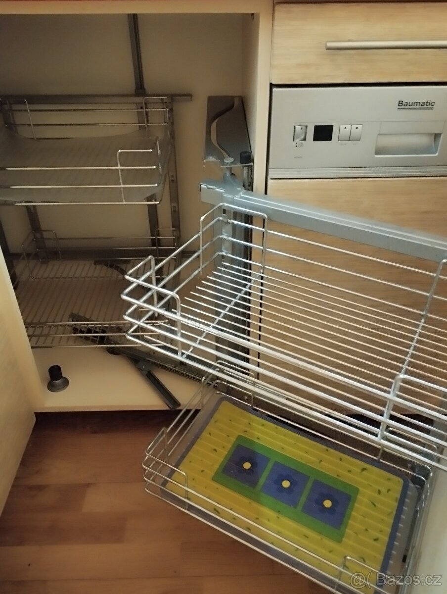 Rohový systém do kuchyňské linky – výborný stav