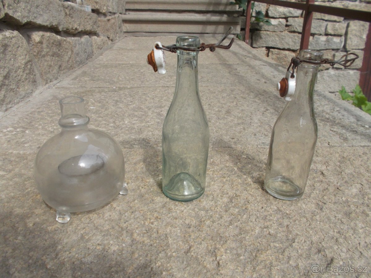 Staré láhve s keramickým uzávěrem