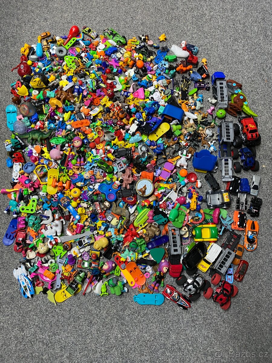 hračky staré hračky figurky kinder surprise autíčka