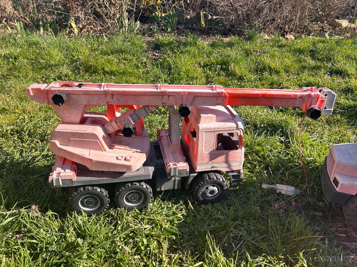 Velký autojeřáb na písek