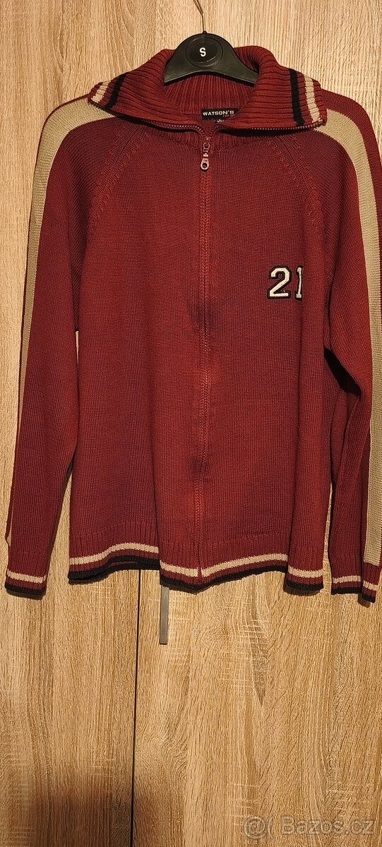 červený svetr WATSONS