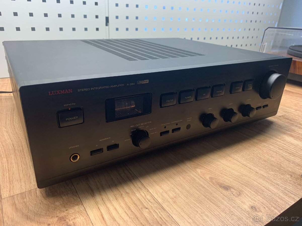 Luxman A384 - Hybrid s lampou na předku