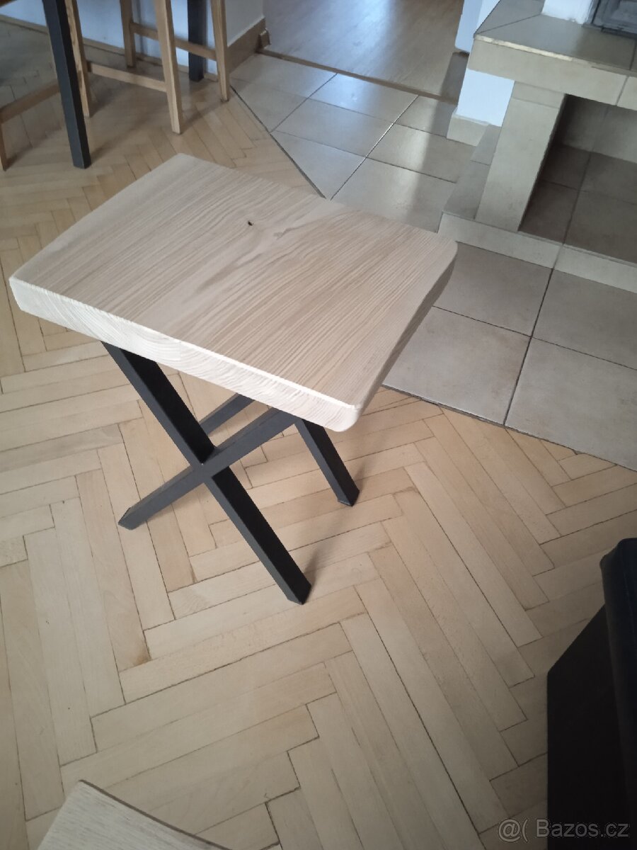 Odkládací stolek z jasanu