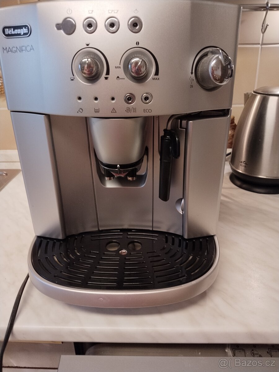Kávovar Delonghi Magnifica ESAM 4200.S