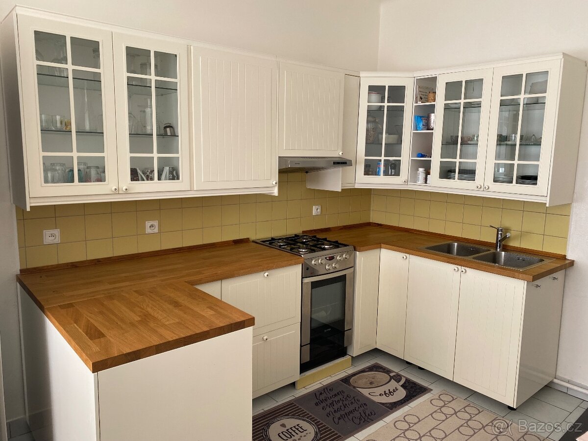 Béžová Ikea kuchyně se spotřebiči