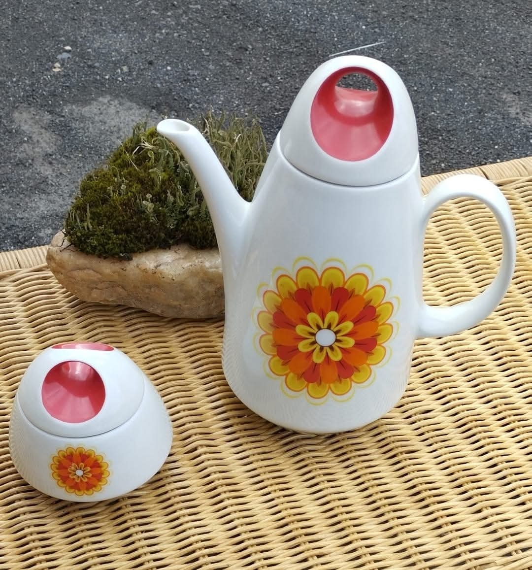 Poslední Terina, konvice, cukřenka, mléčenka. Kus 150 Kč.