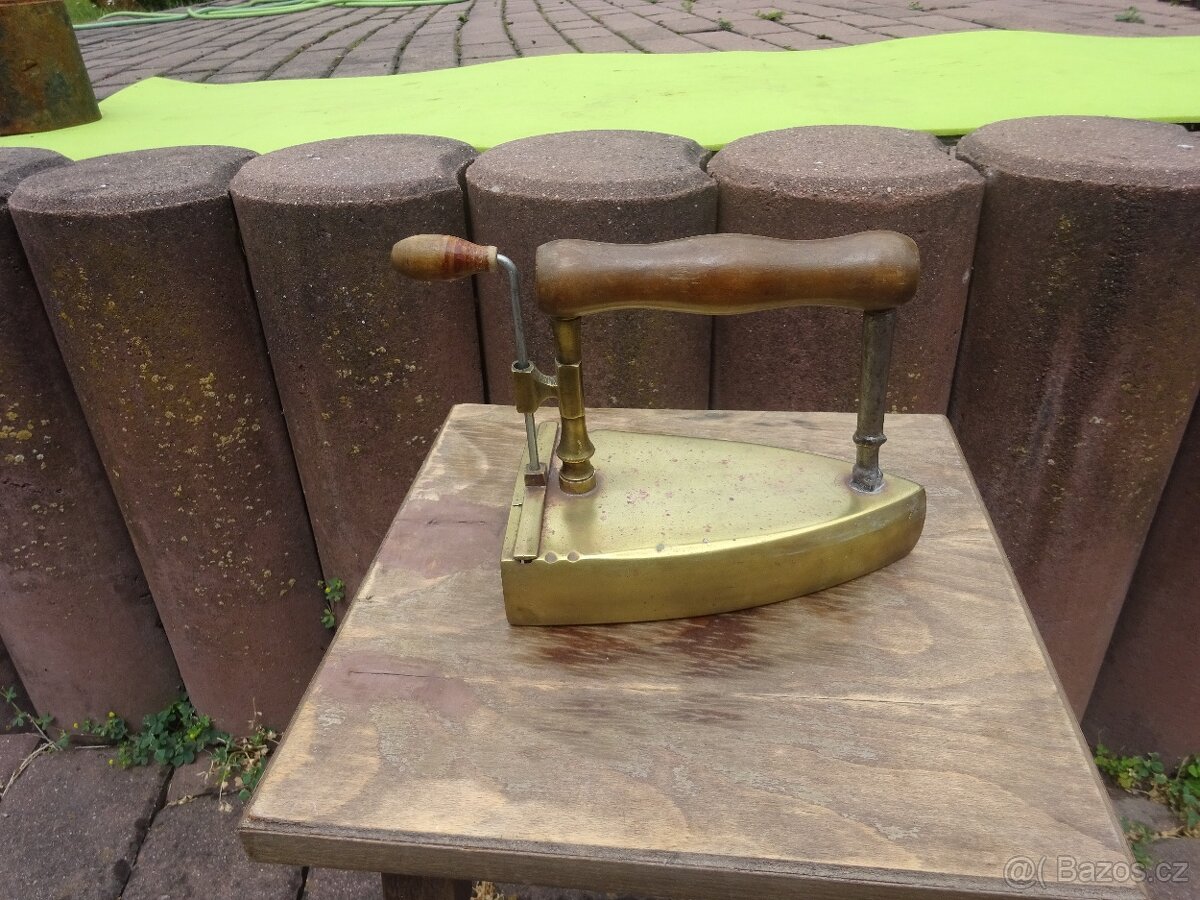 žehlička mosazná