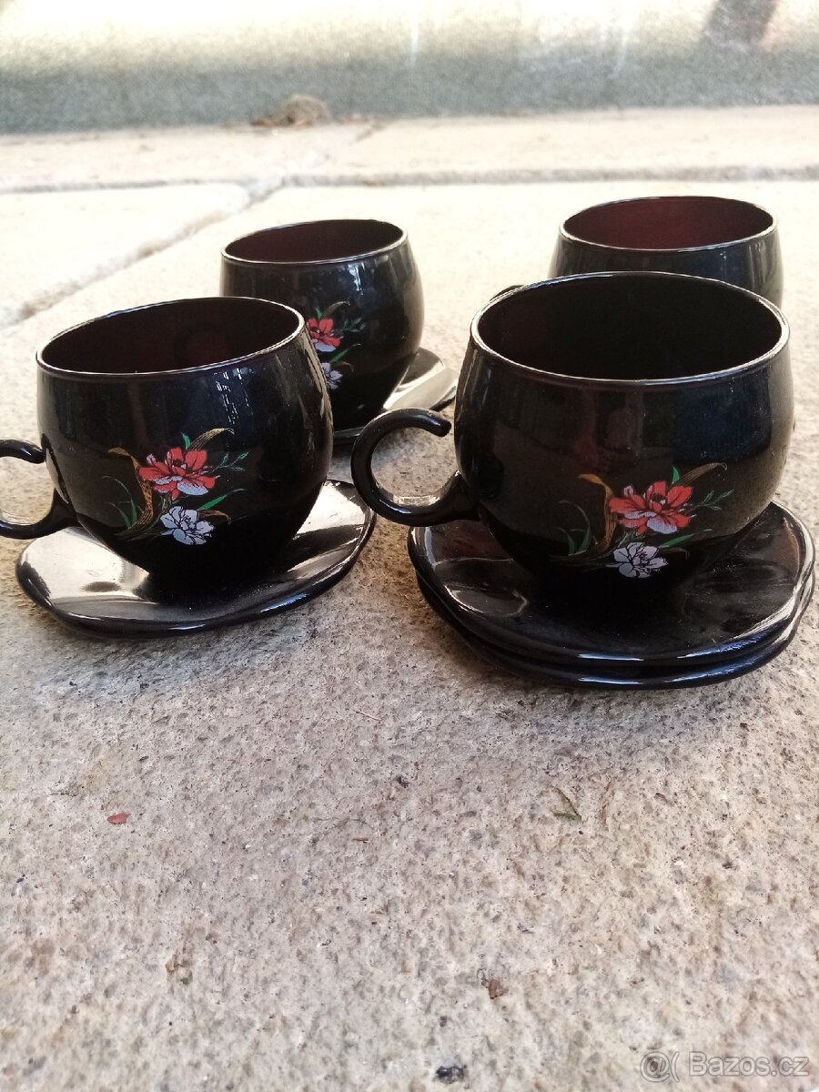 Černé hrníčky z porcelánu