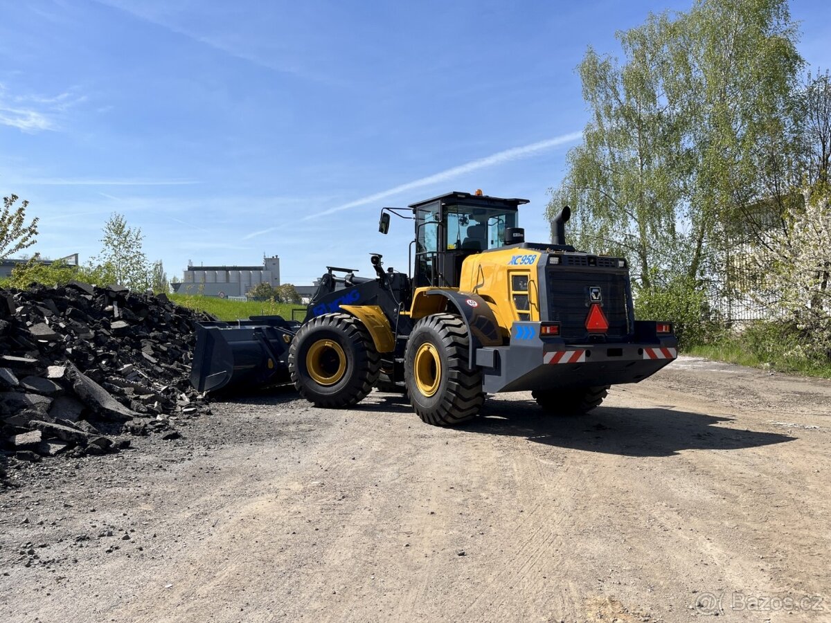 Čelní kolový kloubový nakladač