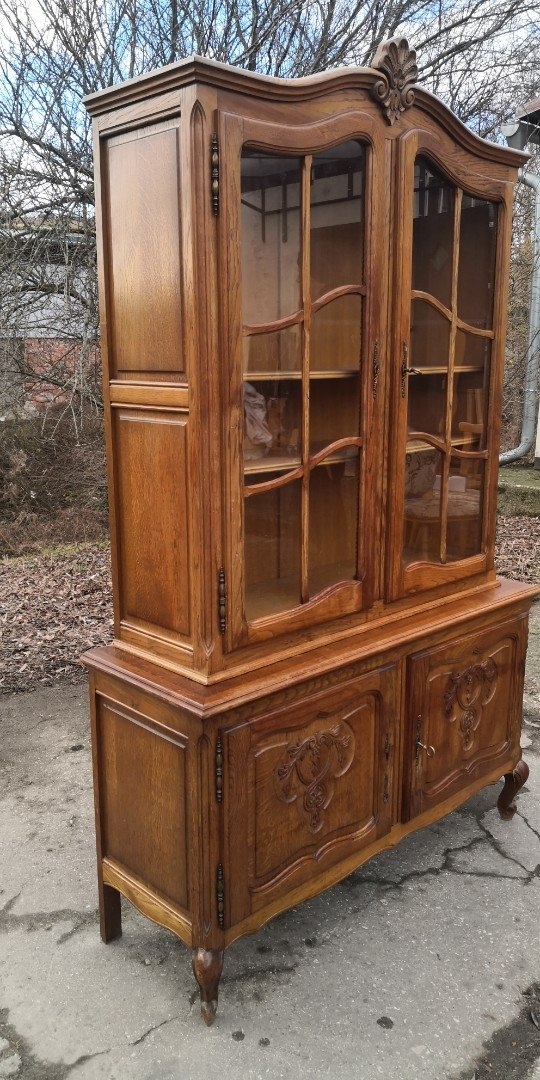 Masivní rustikální vitrína