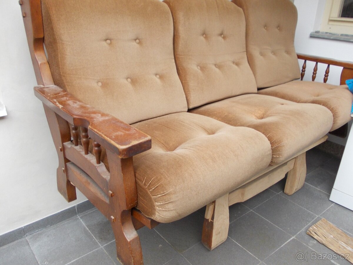 Sedací souprava z dubového dřeva, opravdu bytelná.