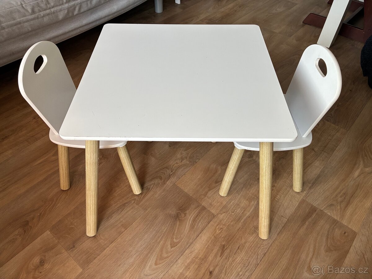 Detsky stul s zidlickami