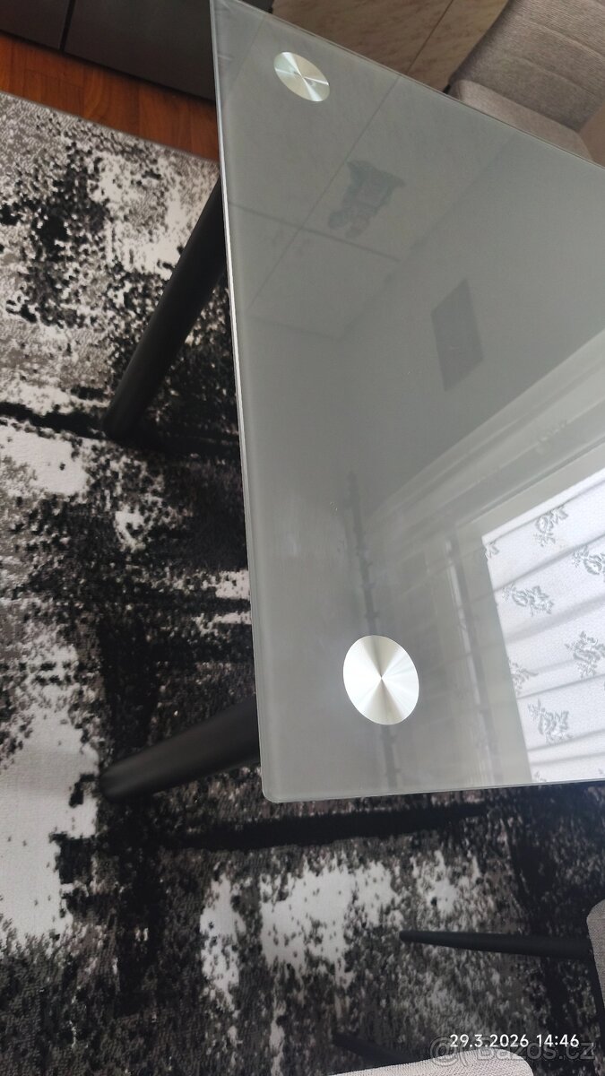 Kuchyňský skleněný stůl