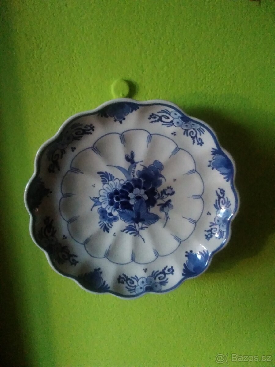 Nádherny porcelánový starozitny talířek