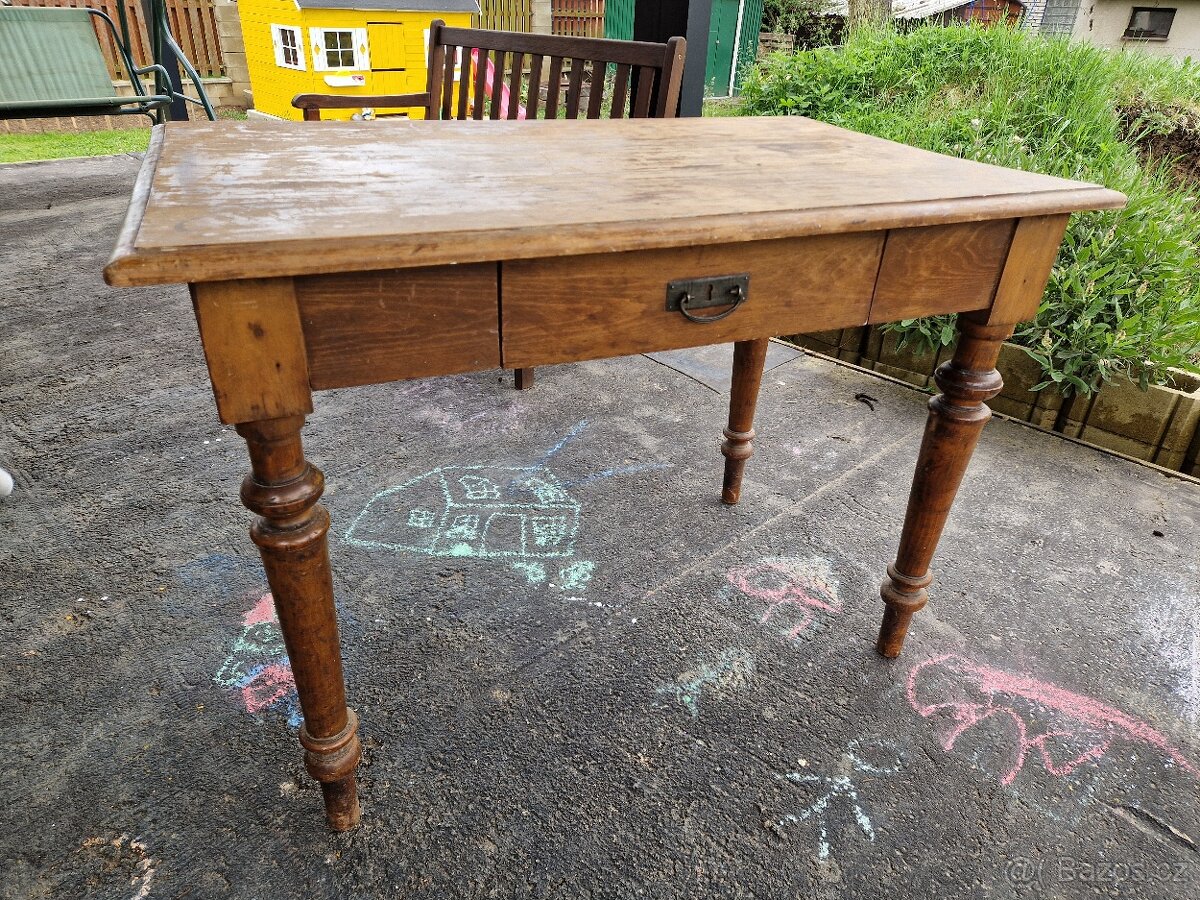 starý dřevěný stůl a židle