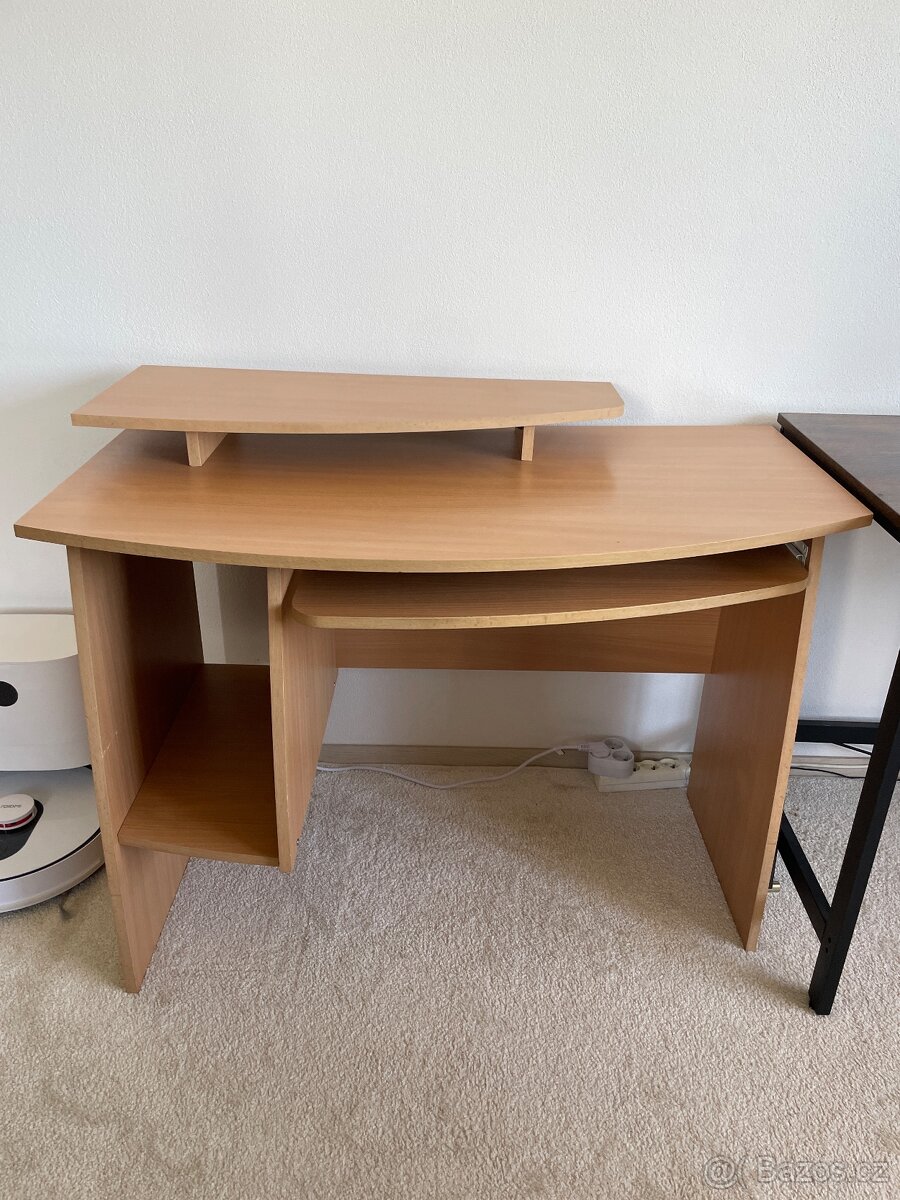 PC stůl dřevěný