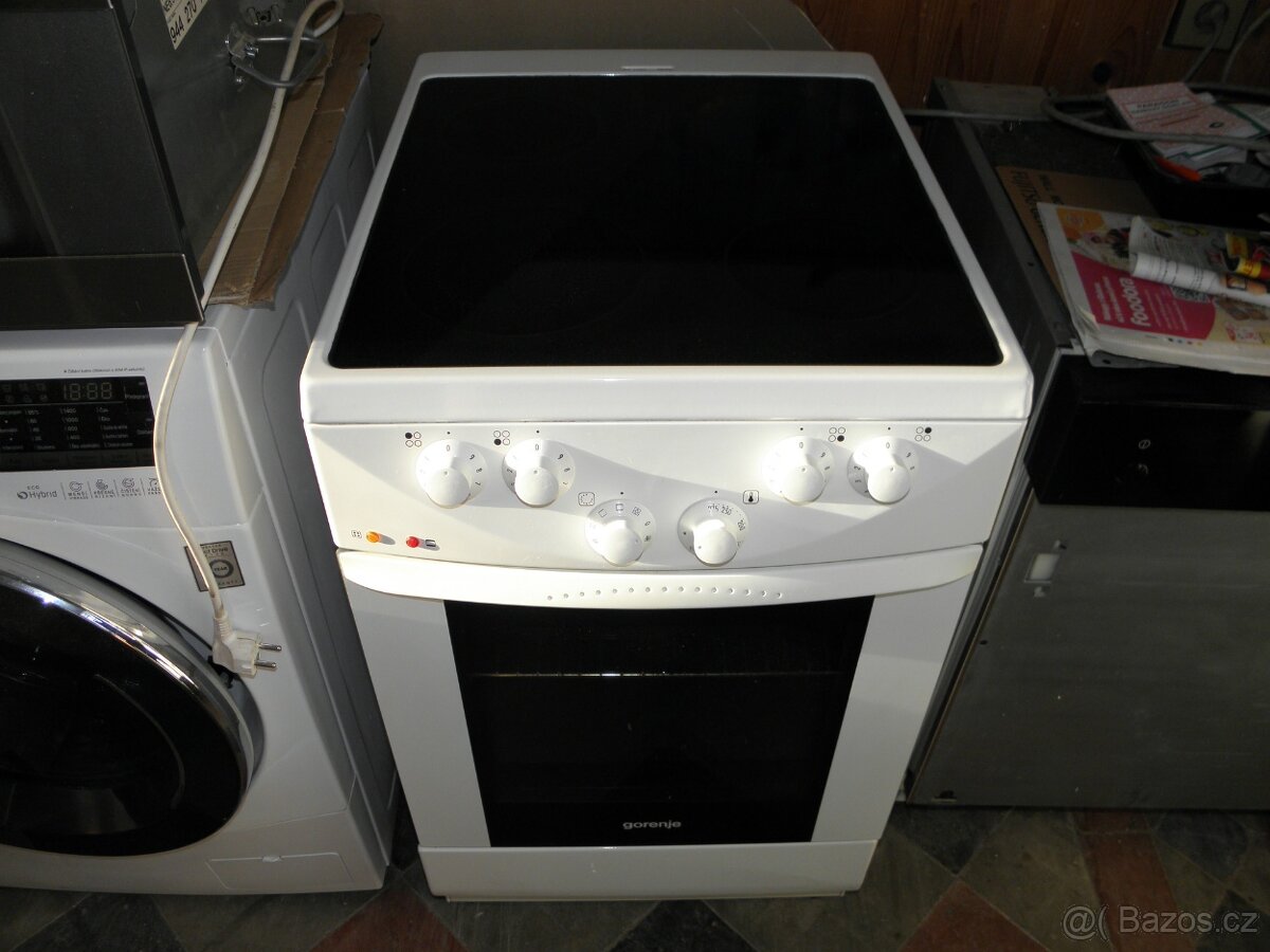Sporák se sklokeramickou deskou Gorenje.