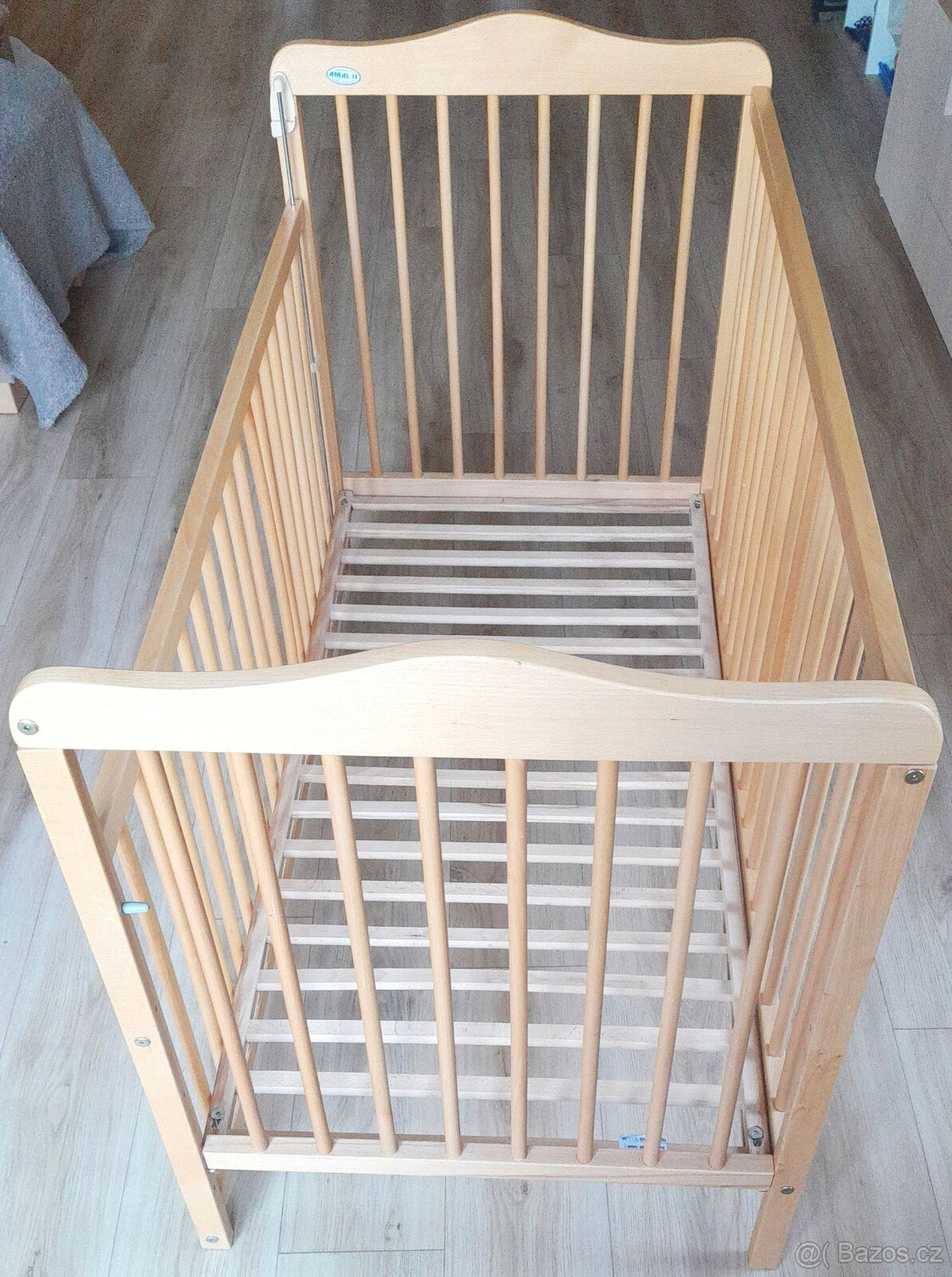 Dětská postýlka se stahovací bočnicí