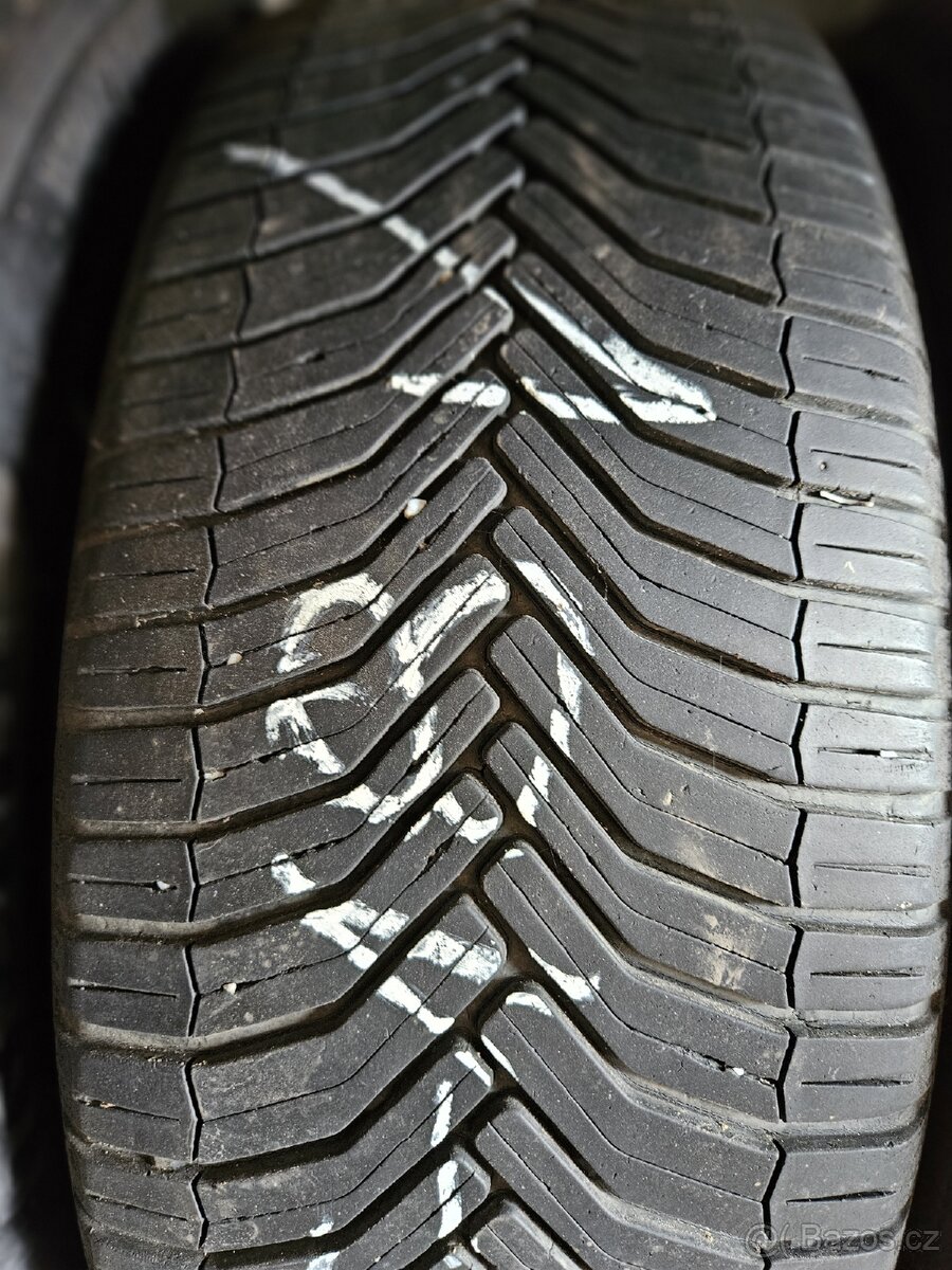 Celoroční pneu 215/55R18 Michelin
